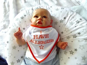 Ich habe Allergien Bandana Lätzchen - Baby / Kleinkind 5er Set - rettet Leben bestickt - Bild 1 von 1