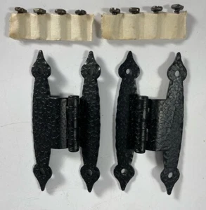 Paar gehämmerte schwarze koloniale H-Stil SCHARNIERE für 3/8" Offset-Schranktüren Neu - Bild 1 von 6