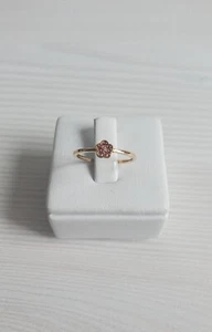 750 18k Yellow Gold Ring Band Simple Dainty Petal Flower White/Pink CZ Size 6.75 - Picture 1 of 7