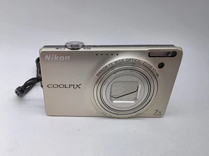 *READ* Nikon Coolpix S6000 Digital Camera 14.2MP Zoom - Silver/Gold - Picture 1 of 8