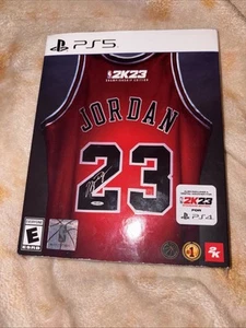 Maglia Michael Jordan NBA 2K23 Championship Edition PlayStation 5 PS5 nuova - Foto 1 di 4