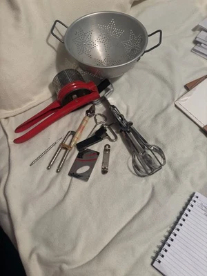 itens de cozinha vintage batedor de ovos batatatata esmagador 5 abridores de garrafa 1 quebra-nozes um - Imagem 1 de 4