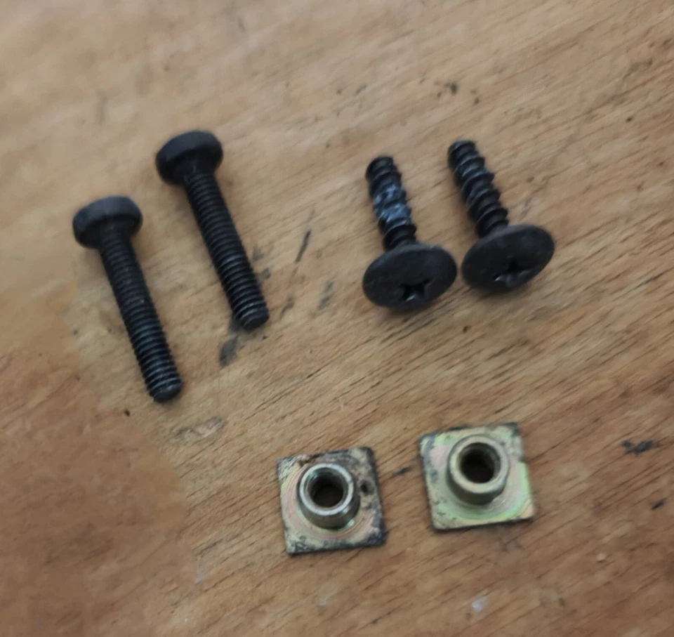 KIT VITI STRUMENTAZIONE QUADRO STRUMENTI CONTACHILOMETRI GILERA RUNNER 50 180 - Immagine 1 di 1