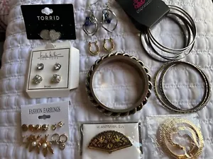 Piccolo lotto 21 pezzi nuovi e vintage gioielli moda orecchini bracciali spilla serpente - Foto 1 di 23
