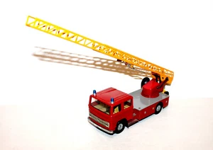 KOVAP TIN TOY - MERCEDES BENZ CAMION VEHICULE ECHELLE POMPIERS MINIATURE EN TOLE - Picture 1 of 7