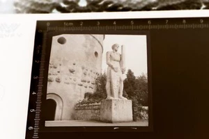 stupendo vecchio negativo - statua cavaliere a me sconosciuta - statua guerriero - luogo ? - Foto 1 di 3