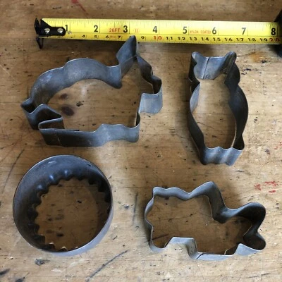 4  VINTAGE TIN BISCUIT COOKIE CUTTERS Rabbit Owl Fish Crinkle Cut Circle - image 1 of 4