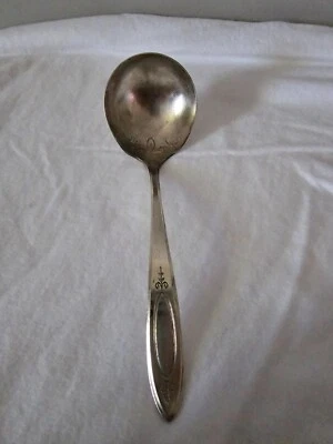 Cucharón de salsa con patrón ADAM 1917 de Community plateado de 7" de largo Foto 1 de 4