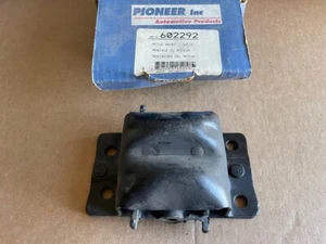 NEW Chevrolet G30,P30,C20 Suburban Camaro GMC G2500 Front Right Engine Mount - Bild 1 von 3