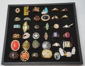 VINTAGE RINGS LOT RETAIL TRAY 36PC SOME STERLING SILVER DESIGNER SIGNED JEWELRY - Picture 1 of 6