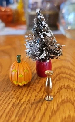 Lote de jarrón de cobre Jack-O-Lantern árbol de Navidad vintage para casa de muñecas Foto 1 de 4