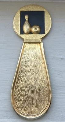 Винтажный золотой рожок для боулинга 4 дюйма 3D булавка для боулинга мяч черная вставка 1970-е - Изображение 1 из 4