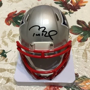 🏉 Tom Brady AUTOGRAPH Patriots Mini Helmet w/ *Mounted Memories Sticker* SIGNED - Picture 1 of 7