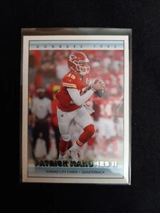2022 Donruss Retro 1992 #12 Patrick Mahomes II - Kansas City Chiefs - Imagen 1 de 2