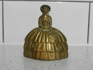 FIGÜRLICHE TISCHGLOCKE AUS MESSING IM REIFROCKKLEID - HOTELEMPFANG, ABENDESSEN - Bild 1 von 5