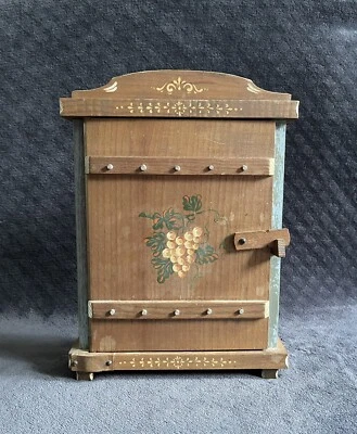 Gabinete de accesorios colgantes de madera pintado a mano de arte popular vintage para bebidas de vino Foto 1 de 4