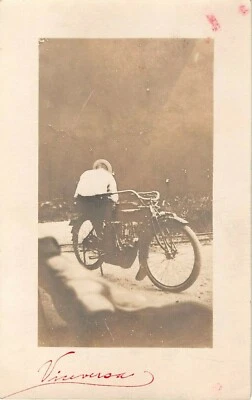 RPPC de 1910 hombre en motocicleta de noche Foto 1 de 2