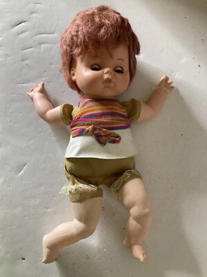 Muñeca bebé Uneeda 1968 tela de vinilo ojos dormidos pelo enraizado hecha en Hong Kong Foto 1 de 4