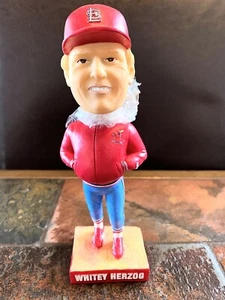 GIACCA BIANCA HERZOG ST LOUIS CARDINALS ROSSA BOBBLEHEAD SGA 7-19-2005 NUOVA CON SCATOLA - Foto 1 di 4