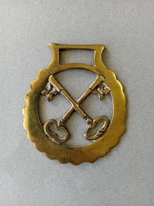Vintage Brass Metal Horse Harness Bridle Medallion St Peter York Crossed Keys - Picture 1 of 10