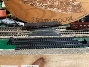 N SCALE DISPLAY TRACK 19 " BUMPER TO BUMPER SNAPS TOGETHER 4 PCS AND 2 BUMPERS - Picture 1 of 4