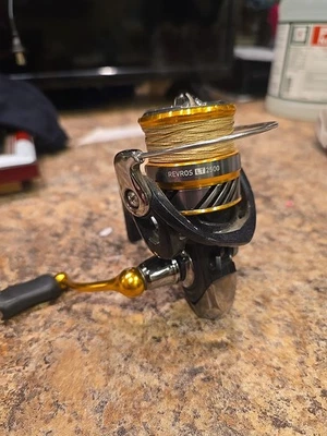 Carrete giratorio Daiwa REVLT2500 Foto 1 de 3