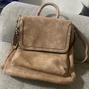 Leder Damen Khaki Verstellbarer Riemen Innen & Außen Reißverschluss Taschen Rucksack Neu - Bild 1 von 9