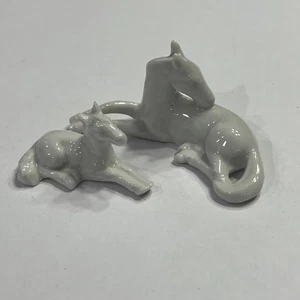 2 VINTAGE PORCELAIN MINIATURE WHITE HORSES FIGURINES Made In Germany Mini - Foto 1 di 7