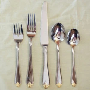 Roberts & Belk Fleur De Lis Gold Accent 5 Piece Place Setting NEW NEVER USED  - Picture 1 of 12
