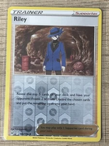 CCCG Pokemon - Riley Reverse Holo Trainer - 166/196 - Origine Perduta - Foto 1 di 2