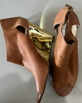 Jessica Simpson Parte superior marrón con cuña dorada punta abierta talla 8M Foto 1 de 4