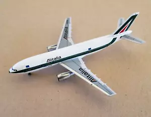 1:400 Airbus A300B4 Alitalia I-BUSQ AeroClassics - Picture 1 of 4