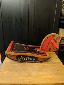 "Caballo mecedor de madera vintage talla niño pequeño rojo y azul ""Jeffery"" - Imagen 1 de 5