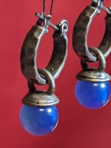 Vintage silberfarbene Creolen mit blauen Glasperlen Ohrhänger - Bild 1 von 11