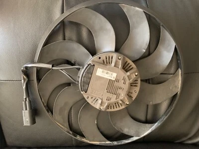 Ventilador BMW i8 2014-2018 862611403 pequeña grieta  Foto 1 de 4