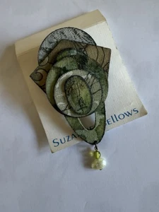 Suzanne Blasebalg Vintage Anstecknadel Brosche tragbar Kunst Stoff handbemalt Seide - Bild 1 von 3