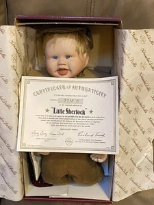 Little Sherlock Vintage 1990 Porzellanpuppe 15 Zoll Edwin Knowles mit Echtheitszertifikat - Bild 1 von 5