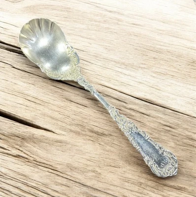 Vieira/estilo estriado 1884 azúcar o cuchara pequeña para servir placa de plata sin monograma Foto 1 de 4