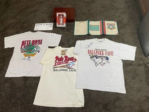 (6 Stück) PETE ROSE HANDSIGNIERTE ERINNERUNGSSTÜCKE: Wackelkopf/3 Shirts/Ballpark Menü - Bild 1 von 15