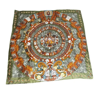"Bufanda de seda con estampado de sol azteca Pineda Covalin 34"" cuadrada verde hecha en Corea" Foto 1 de 4