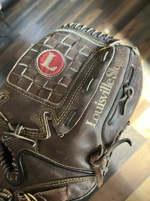 Louisville Slugger Gen. Steerhide Leather LPS9F 13.25” Big Daddy Fits Left Hand - Image 1 of 4