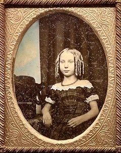 HERVORRAGENDE BRITISCHE 1/9 TELLER AMBROTYPE - ENGELHAFTES MÄDCHEN MIT HIMMEL HINTERGRUND IN UNION ETUI - Bild 1 von 3