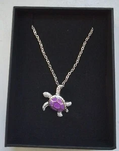 Lila Schildkröte Halskette in Geschenkbox, Wichtel, Weihnachtsgeschenk  - Bild 1 von 2