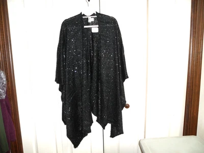 AVENUE - NUEVO CON ETIQUETAS - Mantón/envoltura drapeada adornada - OS - Negro $45 venta al por menor ~~~ Foto 1 de 2