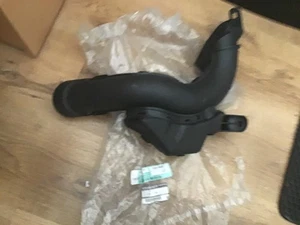 Nissan Juke F15 2010+ Engine Vent Air Intake Duct Pipe Genuine 165541KA0B - Picture 1 of 2