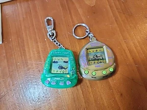 2 Giga Pets Floppy Frog & Digital Doggie Tiger Electronics 1997 Trabajo Leer - Imagen 1 de 19