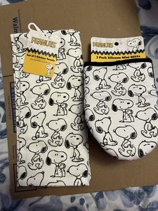 Peanuts Snoopy Classic black and white 2 kitchentowels/2 oven mitts NWT - Picture 1 of 6