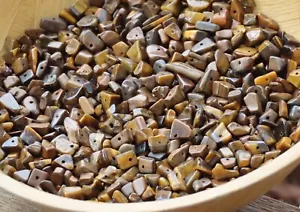 Lote de 20 gramos de astillas de cristal perforadas para ojo de tigre sueltas, pulidas a granel - Imagen 1 de 11