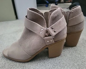 Fergalicious by Fergie Women's Augustine Peep Toe Boots Size 8.5M - Picture 1 of 6