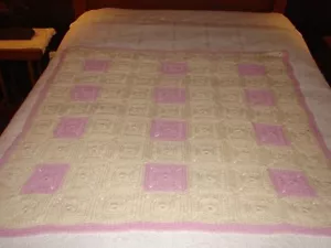 Miniatur mauve weiß Granny Square Handarbeit gehäkelt afghanische Decke - Bild 1 von 5